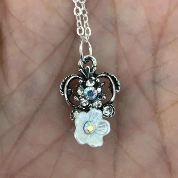 Pretty Spring Floral Flower Petite Antique Style Pendant Necklace 10 NWT - Picture 1 of 2